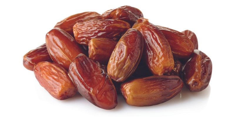 Dateljni na beli podlagi