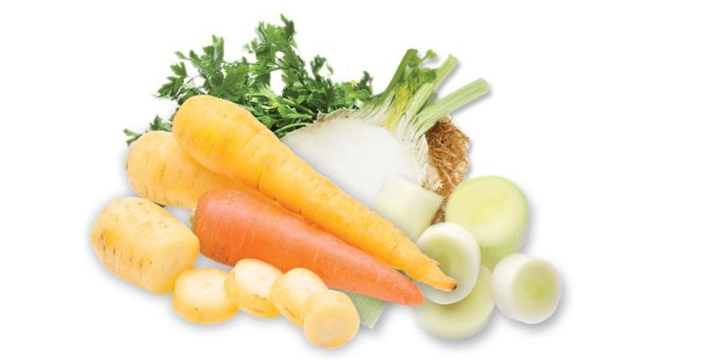 Jušna zelenjava na beli podlogi