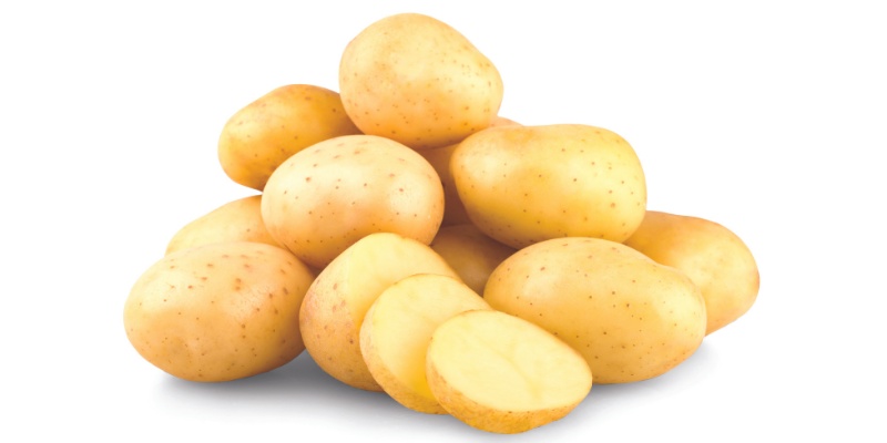 Krompir na beli podlagi