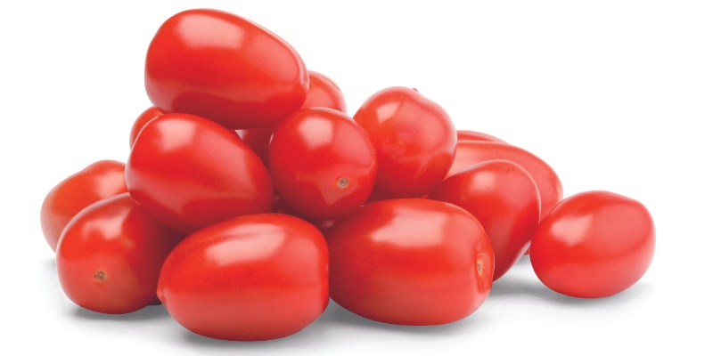 Datljev paradižnik na beli podlogi