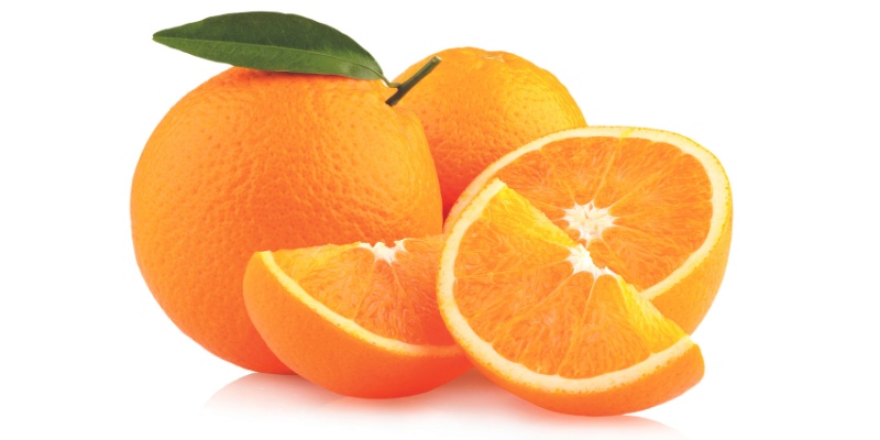 Pomaranče na beli podlagi